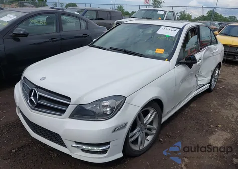 2014 Mercedes-Benz C 300 Luxury 4Matic/Sport 4Matic z USA, uszkodzony, nr VIN WDDGF8AB5ER309550